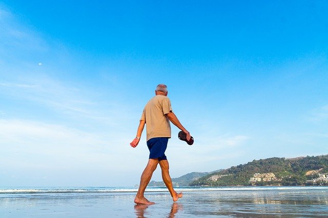 海と男性の画像